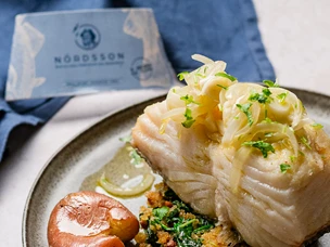 Receita de Bacalhau à Lagareiro sobre cama de espinafres e broa
