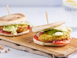 imagem de Hambúrgueres de tremoço com molho de iogurte vegan