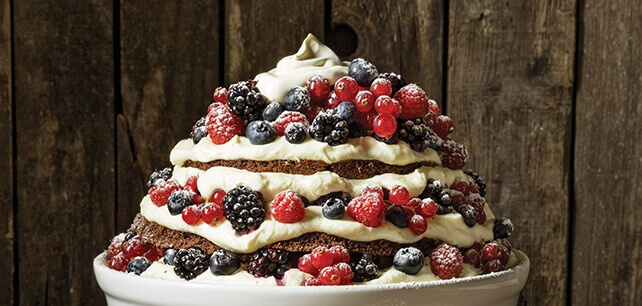 Bolo-de-chocolate-e-frutos-vermelhos