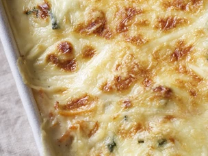 Pescada gratinada com legumes
