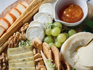 Tábua de queijos, frutos e compota