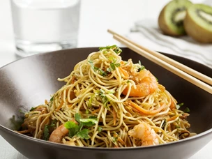 Noodles com Camarões e Legumes