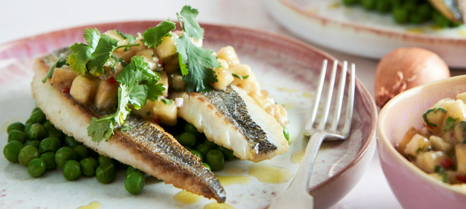 Filetes de dourada com ervilhas e vinagrete de banana