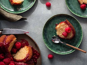 Receita Bolo de lima com calda e framboesas