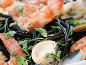 Linguini Nero Com camarão e Natas