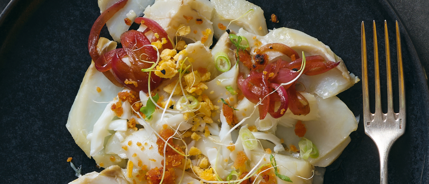 Salada de Pétalas de Bacalhau e Crumble de Broa e Farinheira