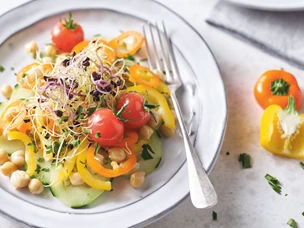 Receita de Salada de grão-de-bico com legumes e tomate maturado em azeite, alho e ervas
