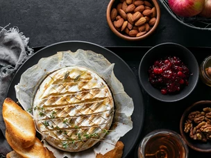 Queijo Camembert no Forno com Mel e Orégãos
